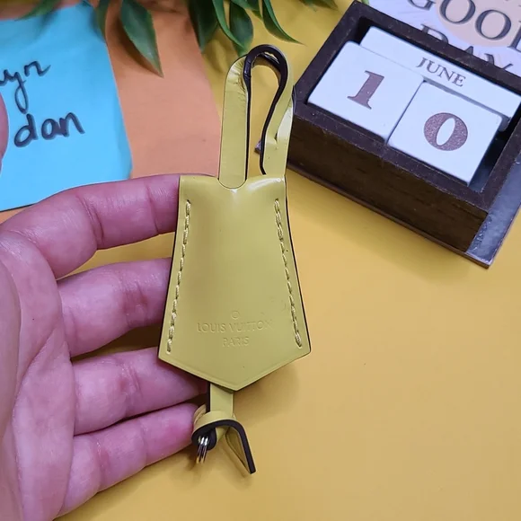 GREAT CONDITION LOUIS VUITTON LV PISTACHE YELLOW GREEN LIME LEATHER CLOCHETTE KE - Picture 1 of 10